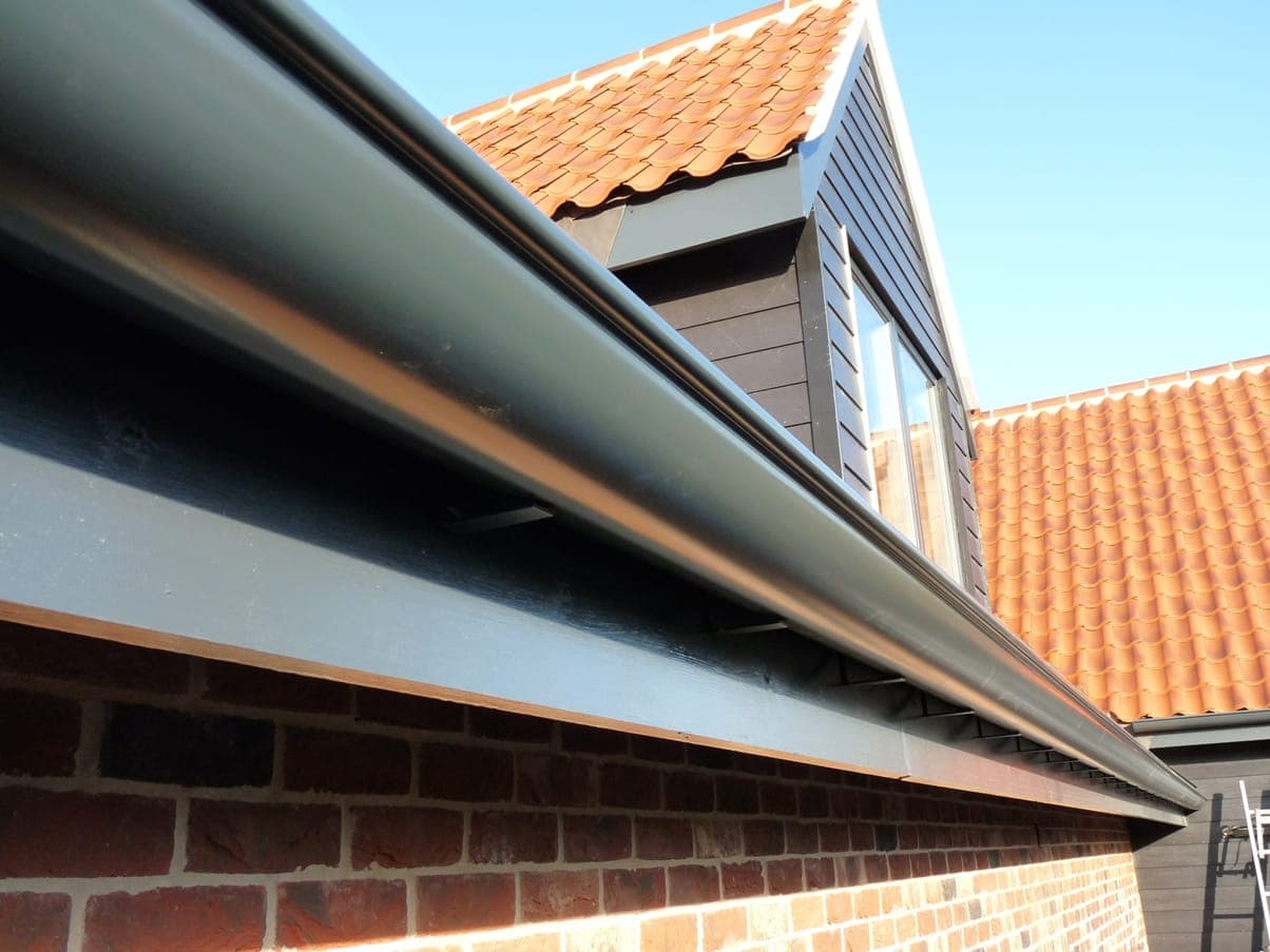 Gutters for Florida Homes: Seamless vs Sectional Guide